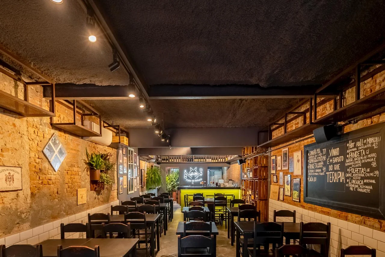 Fachada e salão do Vinho no Boteco Unidade Pinheiros na Rua dos Pinheiros