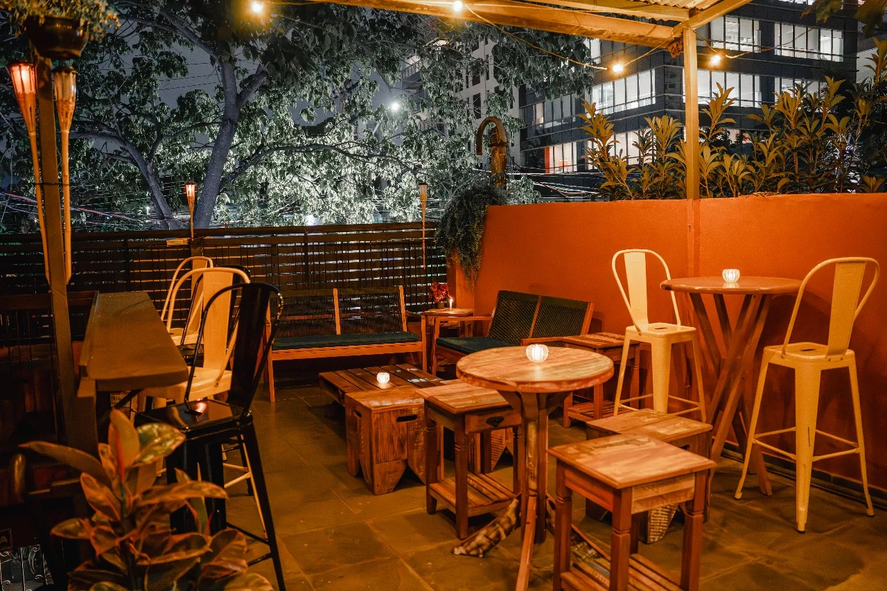 Ambiente rústico e acolhedor para grupos na Laje Pinheiros