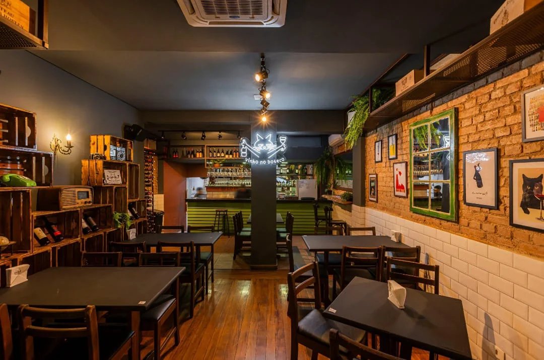 Salão principal e mesas da Unidade Vila Mariana - Vinho no Boteco na Rua Joaquim Távora