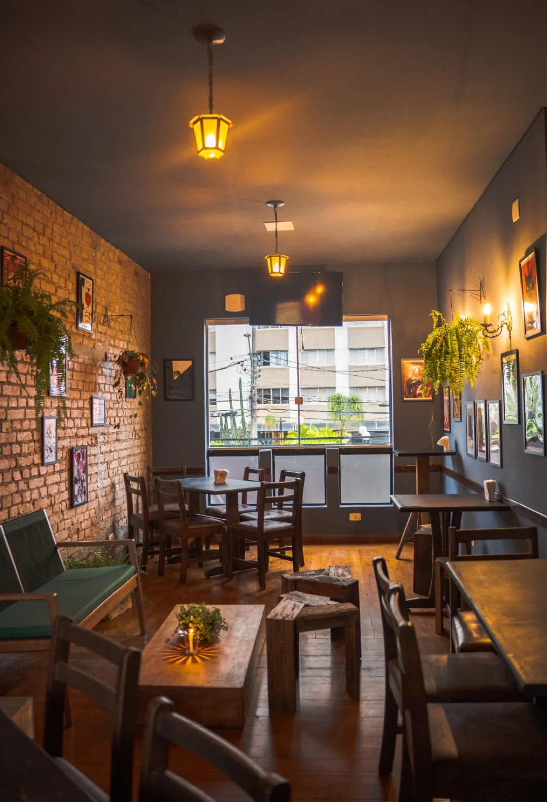 Iluminação especial e encontros noturnos na Laje do Vinho no Boteco Vila Mariana