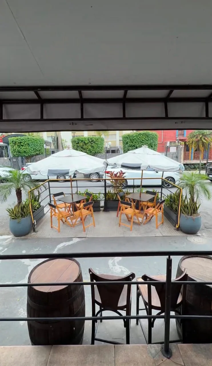 Parklet externo na calçada da Unidade Vila Mariana