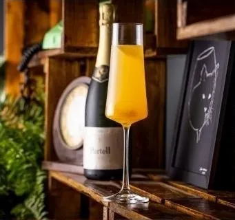Porção de petiscos gourmet para harmonização com vinhos no Vinho no Boteco