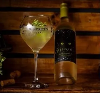 Comidinhas de boteco especiais para compartilhar com taça de vinho