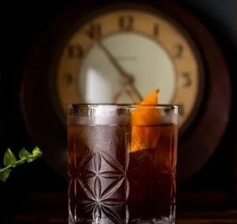 Prato exclusivo da gastronomia de boteco harmonizado com vinho tinto