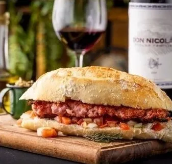 Seleção de aperitivos e petiscos quentes do menu Vinho no Boteco