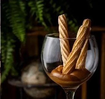 Gastronomia brasileira descontraída com vinhos de pequenos e médios produtores